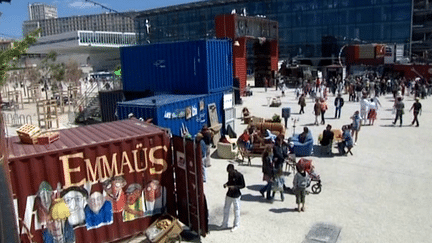 La compagnie Générik Vapeur créée un 17e arrondissement fait de containers dans le cadre de Marseille-Provence 2013.
 (France 3 Provence-Alpes)