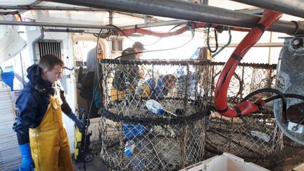 Des pêcheurs, à Boulogne-sur-Mer, à bord du "Corentin Lucas". (MATTHIEU DARRIET / FRANCE-BLEU NORD)