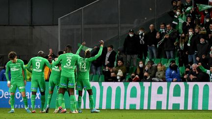 Les joueurs de l'AS Saint-Etienne célèbrent un but face à Montpellier, le samedi 5 février en Ligue 1.&nbsp; (JEAN-PHILIPPE KSIAZEK / AFP)