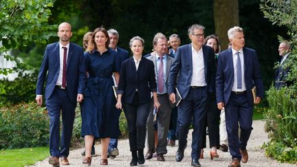 Les représentants du Nouveau Front populaire et leur candidate pour Matignon, Lucie Castets, arrivent à l'Elysée, à Paris, pour une rencontre avec Emmanuel Macron, le 23 août 2024. (DIMITAR DILKOFF / AFP)