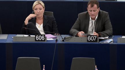 Les d&eacute;put&eacute;s europ&eacute;ens FN Marine Le Pen et Louis Aliot, le 15 juillet 2014, au Parlement europ&eacute;en, &agrave; Strasbourg (Bas-Rhin). (FREDERICK FLORIN / AFP)