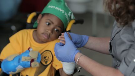 Une infirmière s'occupe de Zion Harvey, greffé des mains en juillet 2015, à l'hôpital pour enfants de Philadelphie (Etats-Unis). (CHILDRENS HOSPITAL OF PHILADELPHIA  / CHOP / AFP)