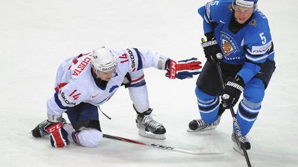 Stéphane Da Costa (France) tente de résister à Lasse Kukkonen (Finlande)