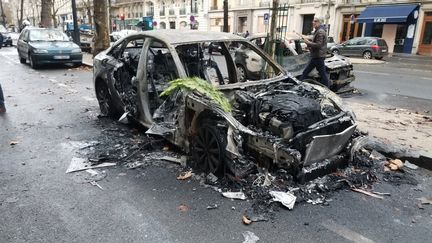 Une voiture incendiée avenue Kléber, à Paris, le 2 décembre 2018, au lendemain de la mobilisation des "gilets jaunes". (JOSSELIN DEBRAUX / FRANCE 3)