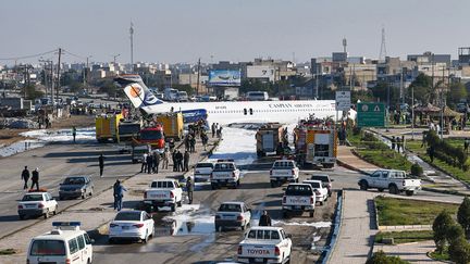 Un avion iranien a atterri sur une autoroute dans le sud-ouest du pays, à&nbsp;Bandar-e Mahshahr,&nbsp;après avoir fait une sortie de piste, le 27 janvier 2020.&nbsp; (MOSTAFA GHOLAMNEZAD / ISNA / AFP)