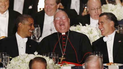 J-19 Le pr&eacute;sident am&eacute;ricain Barack Obama (G) et le candidat r&eacute;publicain Mitt Romney (D) rigolent en compagnie du cardinal Timothy Dolan (C) lors du gala annuel de la&nbsp;Alfred E. Smith Memorial Foundation &agrave; New York (Etats-Unis), le 18 octobre 2012. (JASON REED / REUTERS)