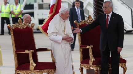 Le pr&eacute;sident libanais, Michel Sleimane, accueille le pape Beno&icirc;t XVI &agrave; Beyrouth (Liban), le 14 septembre 2012. (JOSEPH EID / AFP)