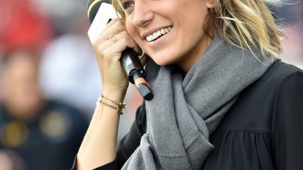 La journaliste Clémentine Sarlat, lors d'un match de rugby au Stade toulousain, le 23 octobre 2016.&nbsp; (REMY GABALDA / AFP)