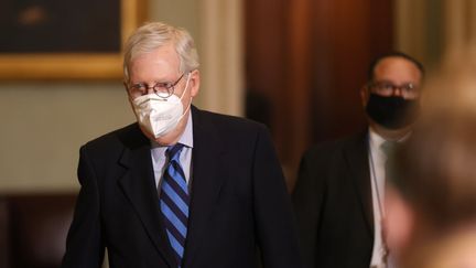 Le leader de la majorité républicaine au Sénat, Mitch McConnell, quitte la chambre du Sénat le 19 janvier 2021, à Washington (Etats-Unis).&nbsp; (JUSTIN SULLIVAN / GETTY IMAGES NORTH AMERICA / AFP)