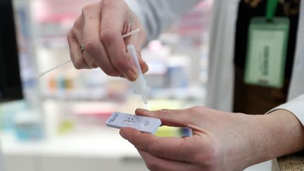 Un test au Covid-19 est réalisé à Bruxelles (Belgique), le 6 avril 2021. (DURSUN AYDEMIR / ANADOLU AGENCY / AFP)