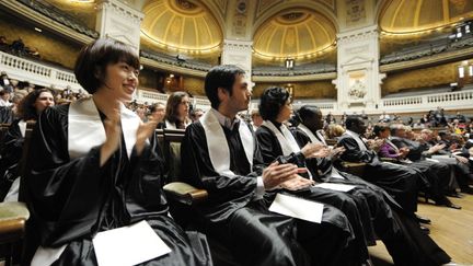 Des doctorants assistent &agrave; la c&eacute;r&eacute;monie de remise des dipl&ocirc;mes &agrave; l'universit&eacute; de la Sorbonne (Paris), le 31 mars 2010. (BERTRAND GUAY / AFP)