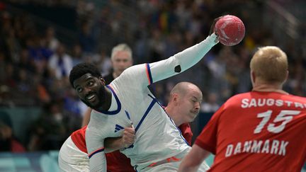 Dika Mem se heurte à la défense du Danemark lors de la phase de groupe du tournoi de handball des Jeux olympiques de Paris, le 27 juillet 2024. (DAMIEN MEYER / AFP)