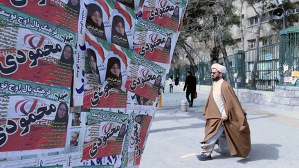 Des affiches de campagne pour les &eacute;lections l&eacute;gislatives &agrave; T&eacute;h&eacute;ran (Iran), le 1er mars 2012. (ATTA KENARE / AFP)