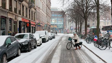 Les rues enneigées de Strasbourg (Bas-Rhin), le 14 décembre 2022. (ABDESSLAM MIRDASS / HANS LUCAS / AFP)