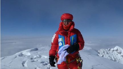 L'alpiniste française Sophie Lavaud au sommet du K2, le 21 juillet 2018. (CAPTURE D'ÉCRAN YOUTUBE)