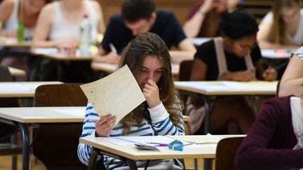 Une lycéenne prend part à l'épreuve de philosophie du baccalauréat, le 15 juin 2017, à Strasbourg. (FREDERICK FLORIN / AFP)