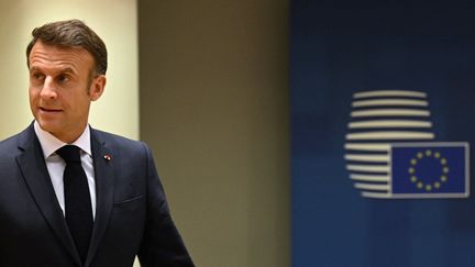 Emmanuel Macron arrive pour une table ronde du Conseil européen au siège européen à Bruxelles, le 14 décembre 2023. (MIGUEL MEDINA / AFP)