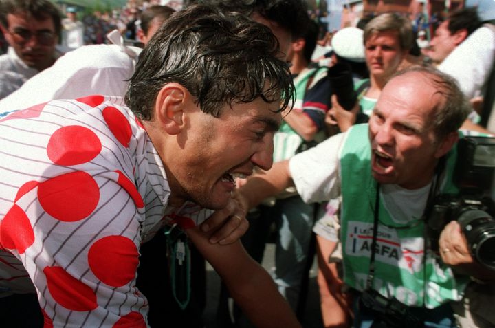 Le coureur italien Claudio Chiappucci lors de son raid sur la 13e étape du Tour de France entre Saint-Gervais et Sestrières, le 18 juillet 1992. (BORIS HORVAT / AFP)