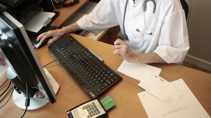 Un m&eacute;decin utilise la carte vitale d'un patient, en ao&ucirc;t 2014, &agrave; Chamb&eacute;ry (Savoie). (MAXPPP)