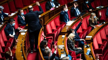 L'Hémicycle de l'Assemblée nationale lors de la seconde lecture du projet de loi&nbsp;renforçant les outils de gestion de la crise sanitaire, le 14 janvier 2022. (XOSE BOUZAS / HANS LUCAS)