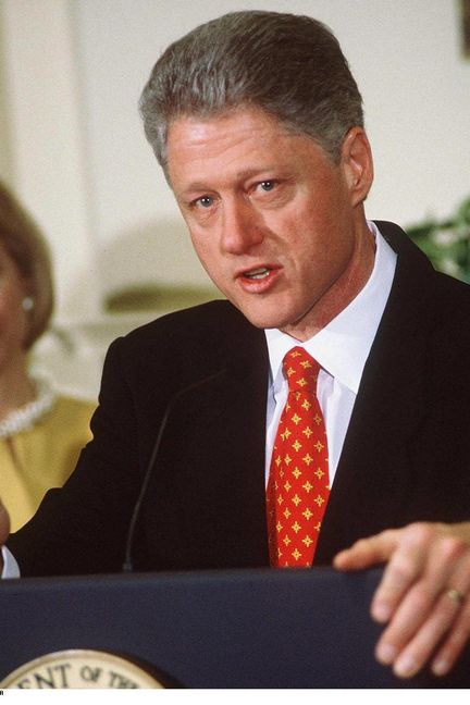 Hillary Clinton se tient derrière son mari Bill, lors d'une conférence de presse sur l'affaire Lewinsky à Washington D.C. (Etats-Unis), le 26 janvier 1998 (TRIPPETT/SIPA / SIPA)