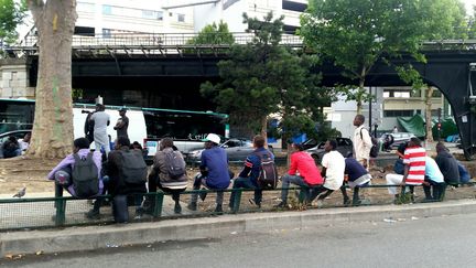 Sur le boulevard Ney, porte de la Chapelle, les distributions de repas ont repris dès le lendemain de l'évacuation. (BENJAMIN ILLY / RADIO FRANCE)