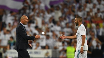 L'entraîneur du Real Madrid, Zinédine Zidane, ne compte pas se passer de son attaquant Karim Benzema.  (GABRIEL BOUYS / AFP)