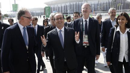 François Hollande visite le Parc olympique de Rio (Brésil), jeudi 4 août 2016, accompagné par&nbsp;le patron de l'organisation Carlos Nuzman, le président de Paris-2024 Bernard Lapasset et&nbsp;la maire de Paris Anne Hidalgo&nbsp;(de gauche à droite) . (JACK GUEZ / AFP)