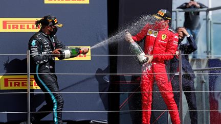 Avec les années, Lewis Hamilton est devenu un as dans l'art de sabrer le champagne sur la concurrence. (FRANK AUGSTEIN / POOL)