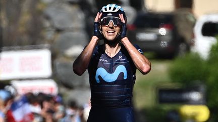 L'Espagnol Carlos Verona savoure sa victoire sur la septième étape du Critérium du Dauphiné, à Vaujany, le 11 juin 2022. (MARCO BERTORELLO / AFP)