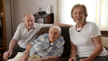 Elisabeth Collot, née Benoist dans sa maison à&nbsp;Echirolles, entre son fils Michel et sa fille Marie-Thérèse, le 2 juillet 2016 (MAXPPP)