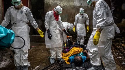 les deux derniers malades d'Ebola connus en Sierra Leone sont sortis de l'hôpital. Une nouvelle étape vers la fin de l'épidémie dans le pays selon les autorités sanitaires. Alors que le virus est pratiquement éradiqué en Guinée, le Liberia a été déclaré libre de contagion.  (Daniel Berehulak / New York Times / Getty Reportage)