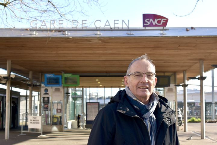 Daniel Grébouval, le président de la Fédération Nationale des Associations d'Usagers des Transports (FNAUT) de Normandie, devant la gare de Caen. (DIMITRI MORGADO / RADIO FRANCE)