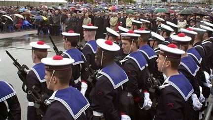 Cérémonie à Cherbourg en hommage aux onze victimes de l'attentat de Karachi, le 13 mai 2002. (AFP / Mehdi Fedouach)