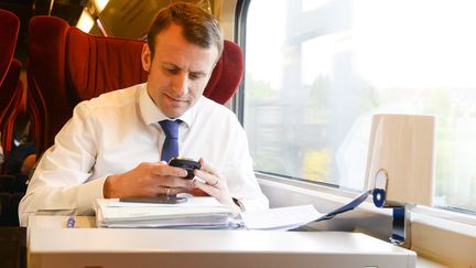 Emmanuel Macron, lorsqu'il était ministre de l'Economie, dans un train entre Bruxelles et Paris, le 29 avril 2015. (ELODIE GREGOIRE / REA)