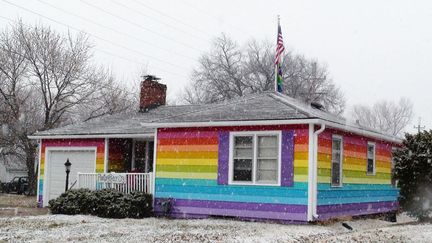 La maison investie par les militants de l'ONG Planting Peace et repeinte le 19 mars aux couleurs de l'arc-en-ciel.&nbsp; (PLANTING PEACE)