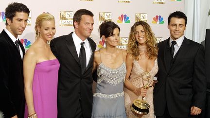 Les acteurs principaux de Friends ( de gauche à droite ) à Los Angeles le 22 septembre 2002 : David Schwimmer, Lisa Kudrow, Matthew Perry, Courteney Cox, Jennifer Aniston, Matt LeBlanc (LEE CELANO / AFP)