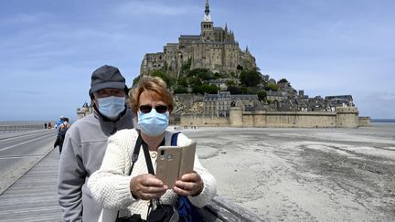 Le 16 mai, premier week-end après l'assouplissement des mesures de confinement, des touristes retrouvent le Mont-Saint-Michel (Manche), l'un des sites les plus visités de France.&nbsp; (MAXPPP)