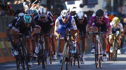 Le Colombien Fernando Gaviria (en bleu, au centre) a déjà remporté deux étapes sur ce 100e Giro. L'Allemand André Greipel (maillot cyclamen, à droite) s'était lui adjugé la première étape de l'épreuve.  (LUK BENIES / AFP)