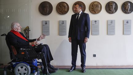 Le président Emmanuel Macron (à droite) s'entretient avec Hubert Germain (à gauche) lors de la visite du musée de l'Ordre de la Libération, le 18 juin 2020. (YOAN VALAT / POOL / EPA POOL)