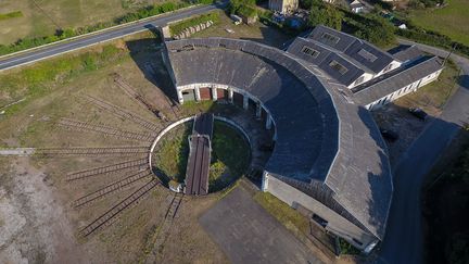 Malgré son âge de près d'un siècle, la rotonde de Montabon (Sarthe) est encore fonctionnelle. Ce dispositif servait à manoeuvrer les locomotives pour qu'elles fassent demi-tour, ou pour qu'elles soient orientées vers la rotonde pour être entretenues. Abandonnée, la rotonde a failli être détruite en 2009. C'était sans compter la mobilisation de 120 bénévoles, qui l'ont rachetée pour l'entretenir. Elle a été inscrite aux monuments historiques en 2010. Mais le travail est collossal. Il faudra deux millions d'euros pour réhabiliter le site. (GUILLAUME SOUVANT / AFP)