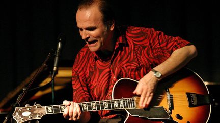 Le guitariste Marc Fosset le 8 mai 2004 au Sénégal, au festival de jazz de Saint-Louis (NIC BOTHMA / EPA / MaxPPP)