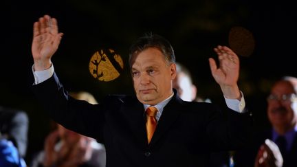 Le Premier ministre hongrois, Viktor Orban, salue ses soutiens &agrave; Budapest apr&egrave;s la victoire de son parti aux &eacute;lections l&eacute;gislatives, le 6 avril 2014. (ATTILA KISBENEDEK / AFP)