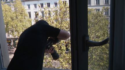 Le photographe&nbsp;Bertrand Gaudillere à sa fenêtre (France 3 Rhône-Alpes / T. Swiderski /)