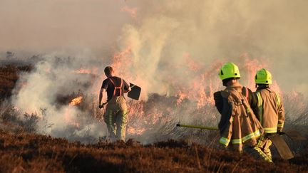 Des pompiers tentent d'éteindre un incendie dans le nord-ouest de l'Angleterre, le 27 février 2018. (OLI SCARFF / AFP)