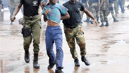 La police guinéenne arrête un manifestant à Konakry, le 28 septembre 2009. (AFP/SEYLLOU)