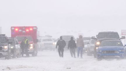 Des secours auprès d'automobilistes bloqués dans l'Etat de l'Utah (Etats-Unis), le 22 février 2023. (GEORGE FREY / AFP)