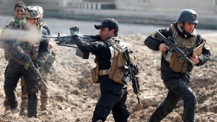 Des&nbsp;soldats de l'armée irakienne&nbsp;avancent pour rendrendre Mossoul (Irak) au groupe Etat islamique, le 1er mars 2017. (GORAN TOMASEVIC / REUTERS)