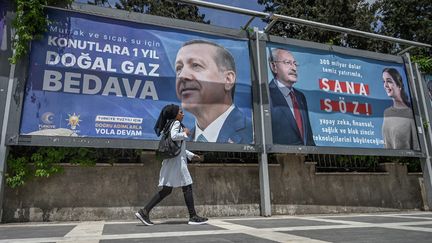 28 avril 2023. Les affiches de campagne électorale à Sanliurfa dans le sud-est de la Turquie. Avec celle du président sortant, Recep Tayyip Erdogan, et celle de son opposant principal, Kemal Kilicdaroglu, leader du Parti républicain du peuple depuis 2010. (OZAN KOSE / AFP)