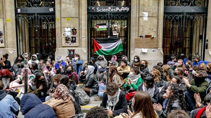 Des manifestants propalestiniens bloquent l'accès à Sciences Po, à Paris, le 26 avril 2024. (HOUPLINE-RENARD / SIPA)